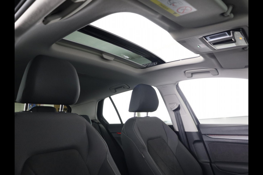 Volkswagen Golf 1.4 eHybrid Style 204 pk Automaat (DSG) | Navigatie | Panoramadak | Parkeersensoren | Adaptieve cruise control | Stoelverwarming |