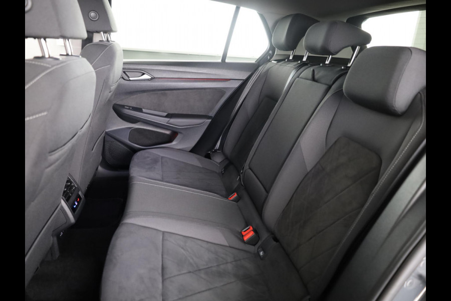 Volkswagen Golf 1.4 eHybrid Style 204 pk Automaat (DSG) | Navigatie | Panoramadak | Parkeersensoren | Adaptieve cruise control | Stoelverwarming |