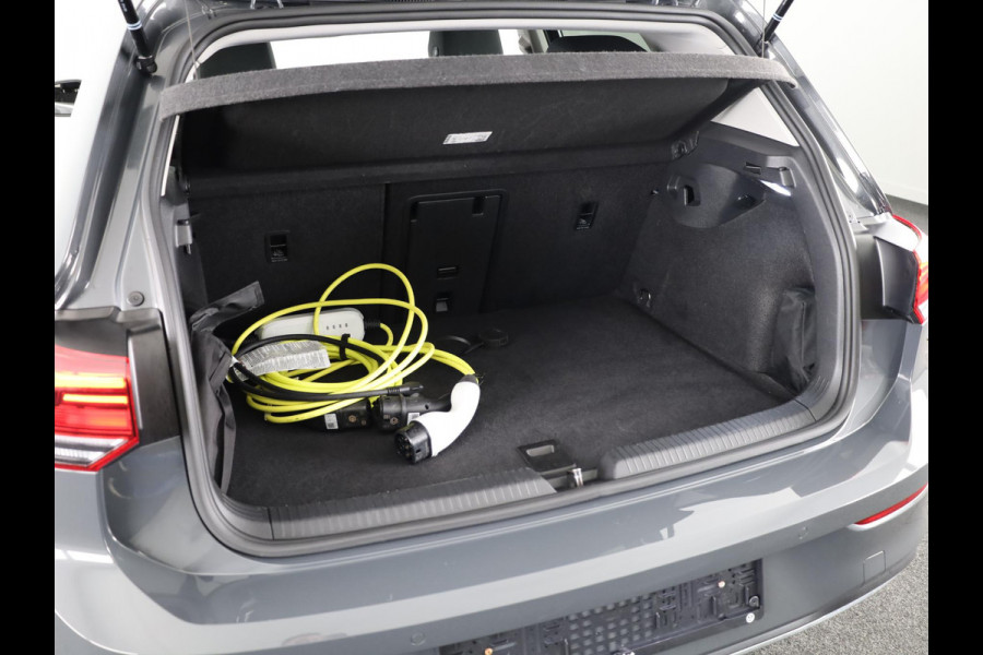 Volkswagen Golf 1.4 eHybrid Style 204 pk Automaat (DSG) | Navigatie | Panoramadak | Parkeersensoren | Adaptieve cruise control | Stoelverwarming |