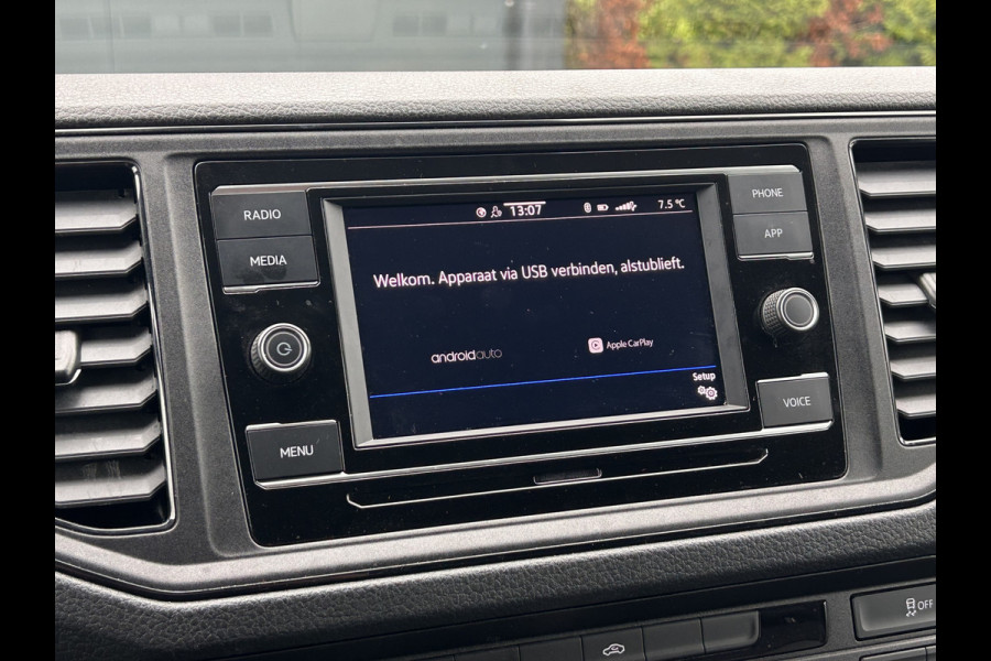 Volkswagen Crafter 35 2.0 TDI 141 PK / DSG AUTOMAAT / L3H3 / 3 TONS TREKHAAK / AIRCO / CAMERA / 3-ZITS