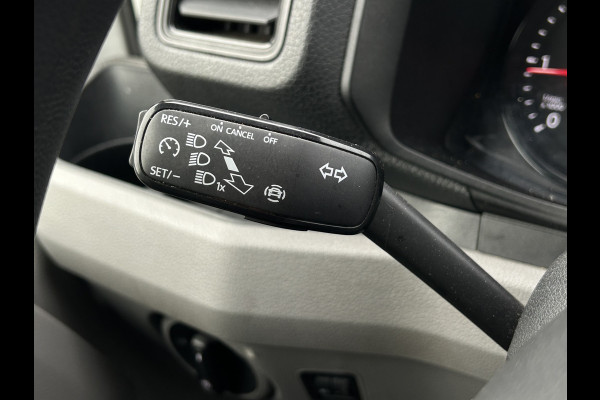 Volkswagen Crafter 2.0 TDI 141 PK / DSG AUTOMAAT / L3H3 / 3 TONS TREKHAAK / AIRCO / CRUISE / CAMERA / 3-ZITS