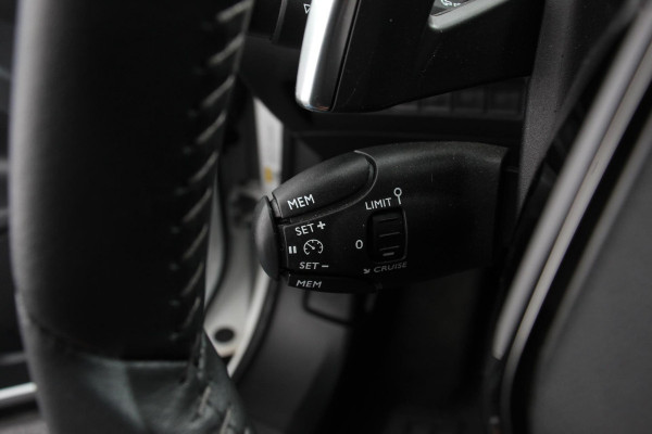 Peugeot 2008 1.2 PureTech 130pk Automaat Allure Navigatie Climate Control LED Lichtmetalen Velgen Parkeer sensoren Cruise Control