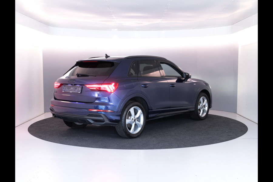Audi Q3 45 TFSI e S edition 245 pk S-tronic | Navigatie | Parkeersensoren (Park assist) | Achteruitrijcamera | Adaptieve cruise control | Lederen bekleding | Elektr. voorstoelen | S-Line |