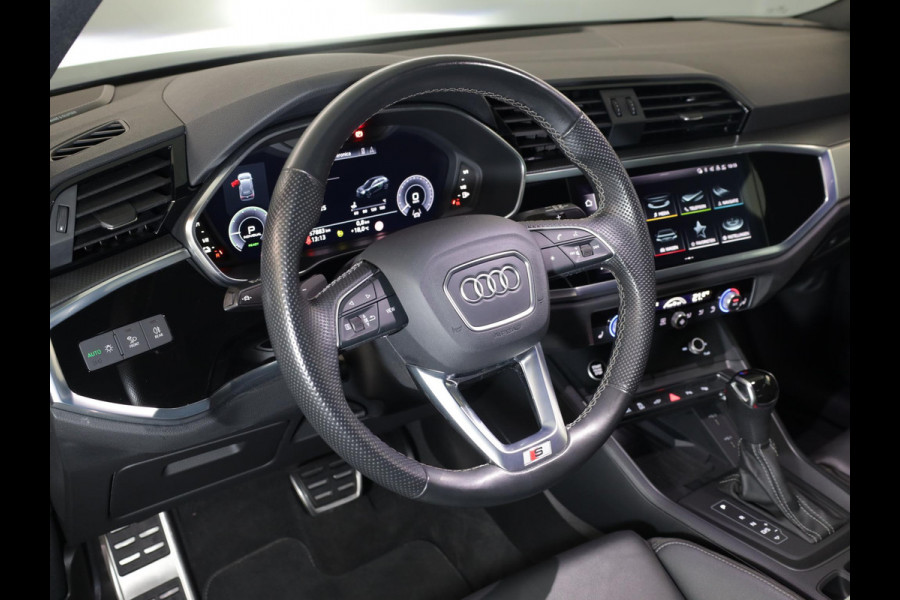 Audi Q3 45 TFSI e S edition 245 pk S-tronic | Navigatie | Parkeersensoren (Park assist) | Achteruitrijcamera | Adaptieve cruise control | Lederen bekleding | Elektr. voorstoelen | S-Line |