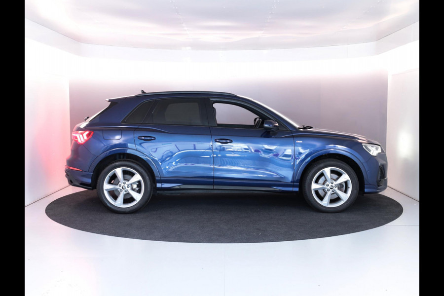 Audi Q3 45 TFSI e S edition 245 pk S-tronic | Navigatie | Parkeersensoren (Park assist) | Achteruitrijcamera | Adaptieve cruise control | Lederen bekleding | Elektr. voorstoelen | S-Line |