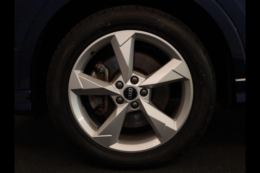 Audi Q3 45 TFSI e S edition 245 pk S-tronic | Navigatie | Parkeersensoren (Park assist) | Achteruitrijcamera | Adaptieve cruise control | Lederen bekleding | Elektr. voorstoelen | S-Line |