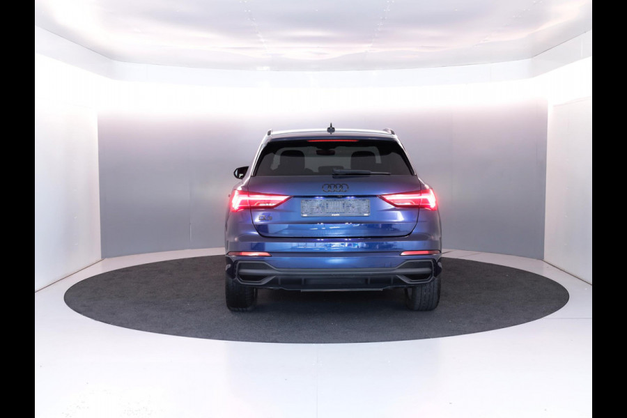 Audi Q3 45 TFSI e S edition 245 pk S-tronic | Navigatie | Parkeersensoren (Park assist) | Achteruitrijcamera | Adaptieve cruise control | Lederen bekleding | Elektr. voorstoelen | S-Line |
