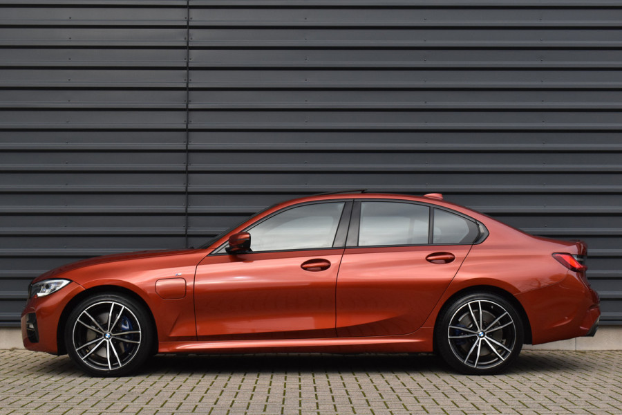 BMW 3 Serie 330e M Sport Individual | Pano | Laser | ACC | Head-Up | Memory Seats | 19'' Wielen |