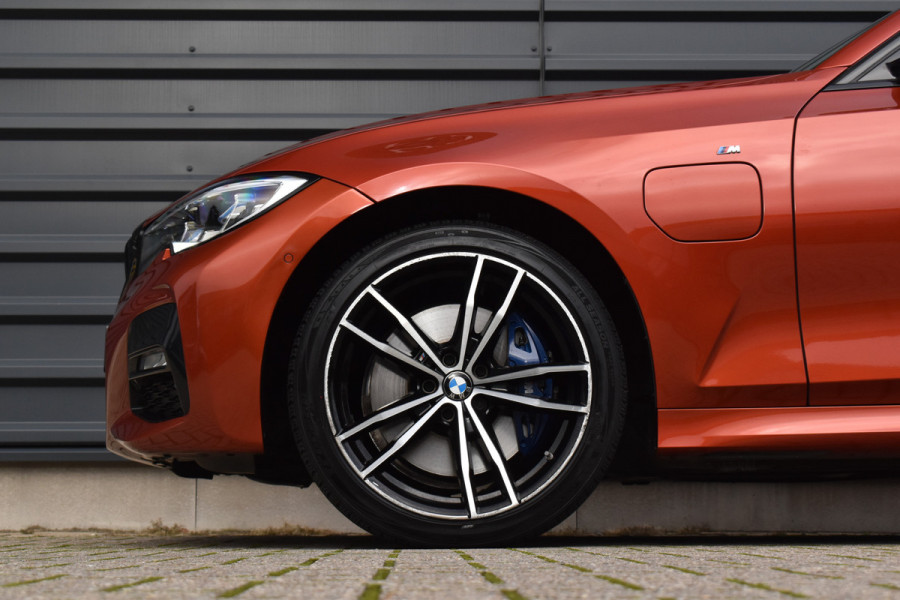 BMW 3 Serie 330e M Sport Individual | Pano | Laser | ACC | Head-Up | Memory Seats | 19'' Wielen |