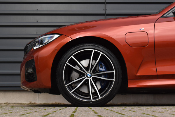 BMW 3 Serie 330e M Sport Individual | Pano | Laser | ACC | Head-Up | Memory Seats | 19'' Wielen |