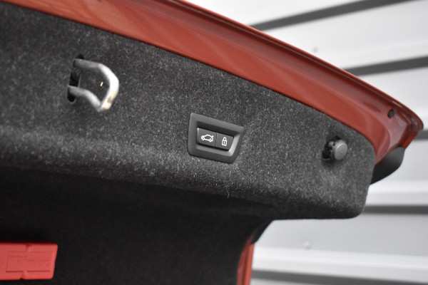 BMW 3 Serie 330e M Sport Individual | Pano | Laser | ACC | Head-Up | Memory Seats | 19'' Wielen |