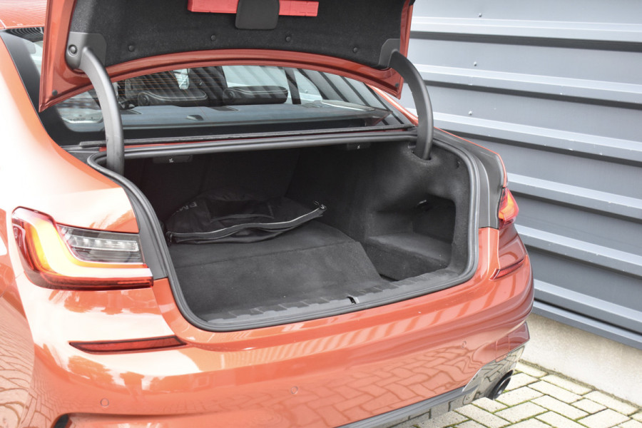 BMW 3 Serie 330e M Sport Individual | Pano | Laser | ACC | Head-Up | Memory Seats | 19'' Wielen |