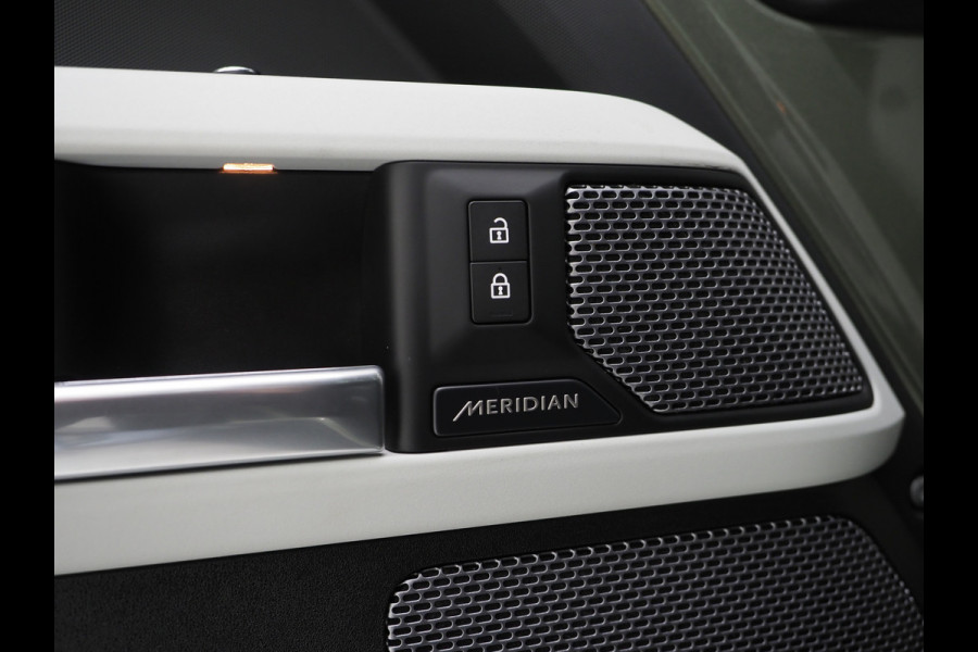 Land Rover Defender 110 2.0 P400e Urban | Panoramadak | Wide Arch | Luchtvering | Meridian | 360 | Sidesteps | Trekhaak