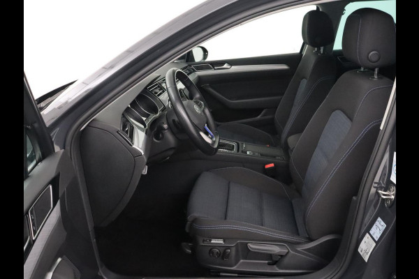 Volkswagen Passat 1.4 TSI PHEV GTE | Trekhaak | Stoelverwarming | Massage | Camera | Carplay | Adaptive cruise | Side Assist | Matrix LED | Navigatie | Parkeerhulp | Plug In
