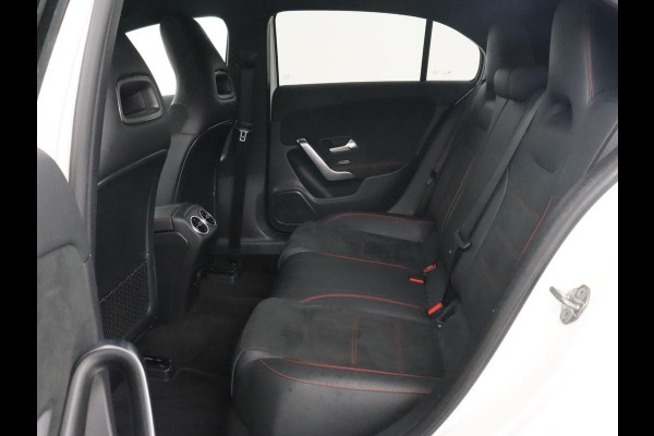 Mercedes-Benz A-Klasse 250e AMG Limited | Stoelverwarming | Widescreen | Sfeerverlichting | Camera | Navigatie | Leder/Alcantara | Park Assist | Sportstoelen | Full LED | Climate control | PHEV | Plug In
