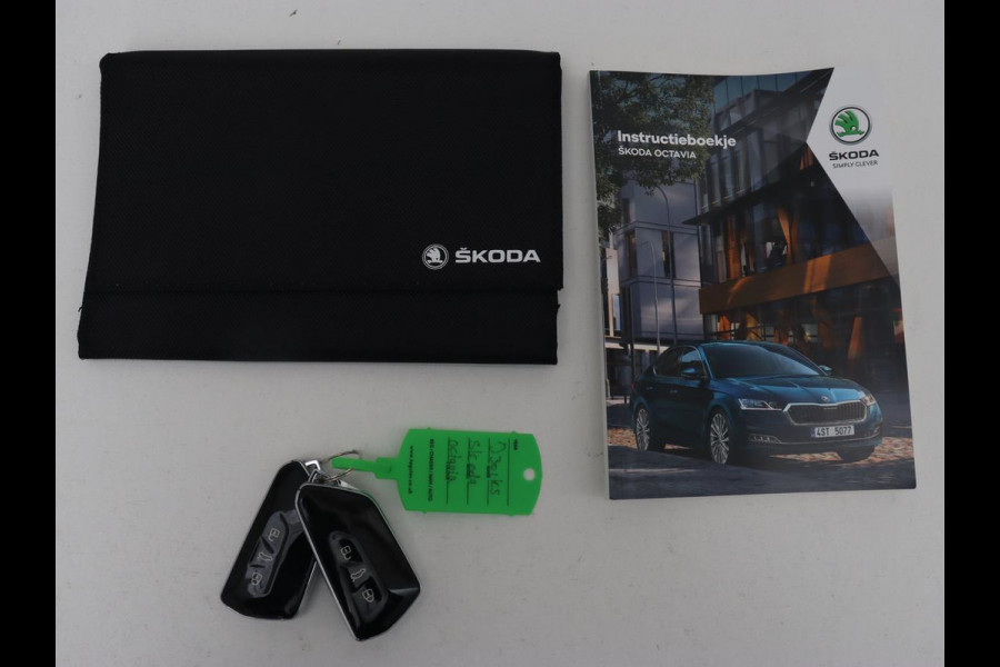 Škoda Octavia 1.5 TSI First Edition | Head-Up | Stoelverwarming | Adaptive cruise | Leder/Alcantara | Side Assist | Matrix LED | Keyless | Virtual Cockpit | Carplay | Navigatie | Park Assist