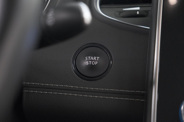 Renault Scénic TCe 140 EDC Bose | Trekhaak | Camera | Stoelverwarming | Adaptieve Cruise Control | Dodehoekdetectie