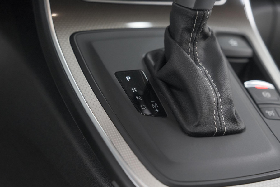 Renault Scénic TCe 140 EDC Bose | Trekhaak | Camera | Stoelverwarming | Adaptieve Cruise Control | Dodehoekdetectie