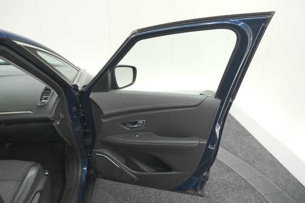 Renault Scénic TCe 140 EDC Bose | Trekhaak | Camera | Stoelverwarming | Adaptieve Cruise Control | Dodehoekdetectie