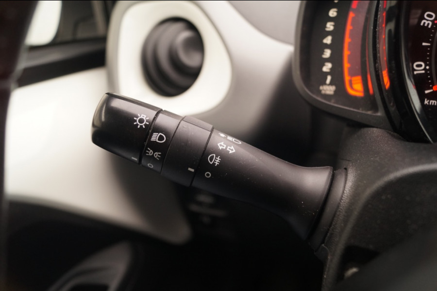 Toyota Aygo 1.0 VVT-i X-Play Automaat -AIRCO-LED-CAM-CARPLAY-