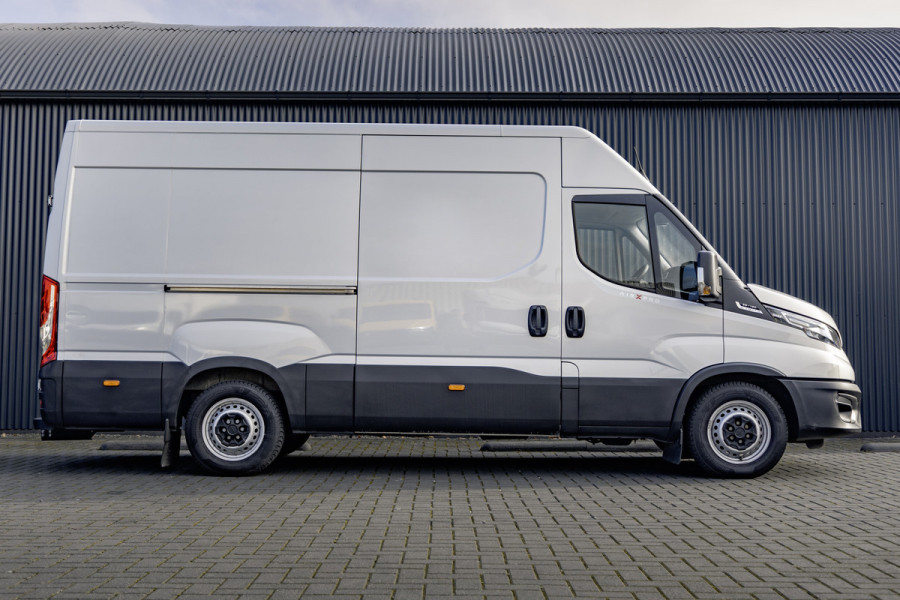 Iveco Daily 35S16V L2H2 | Automaat | Air-Pro Editie | Luchtvering | LED | Camera | Navi | PDC | 3.5T Trekgewicht | Oprijplaat | Cruise | Eur