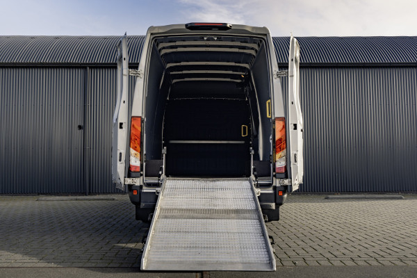 Iveco Daily 35S16V L2H2 | Automaat | Air-Pro Editie | Luchtvering | LED | Camera | Navi | PDC | 3.5T Trekgewicht | Oprijplaat | Cruise | Eur