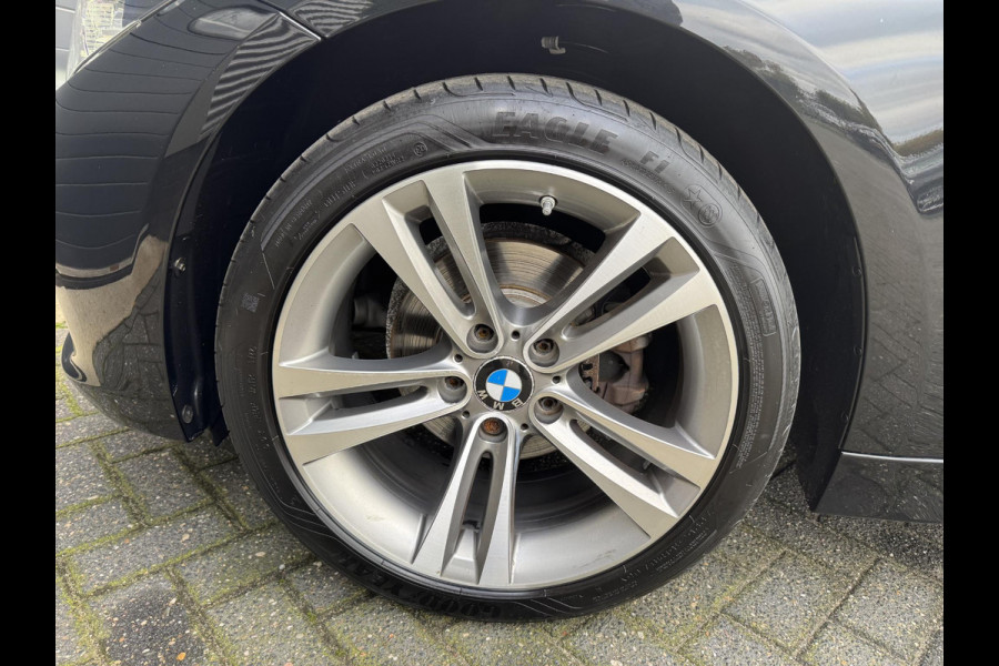 BMW 3-serie 320i Corporate Lease High Executive | Navigatie | Privacy Glass | Lichtmetalen Velgen | Climate Control | Xenon |