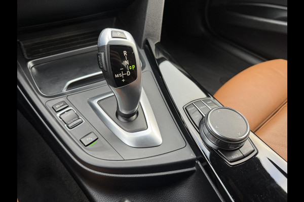 BMW 3-serie 320i Corporate Lease High Executive | Navigatie | Privacy Glass | Lichtmetalen Velgen | Climate Control | Xenon |