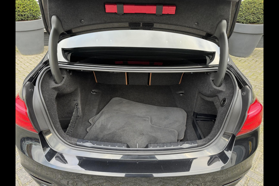 BMW 3-serie 320i Corporate Lease High Executive | Navigatie | Privacy Glass | Lichtmetalen Velgen | Climate Control | Xenon |