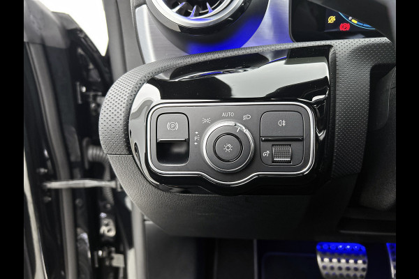 Mercedes-Benz CLA-Klasse 180 Business Solution AMG Panoramadak | Lichtmetalen velgen 5 spaaks |BMUX wide screen\ Naviagtie | parking support met camera achter | Inclusief 24 maanden MB Certified garantie voor Europa.