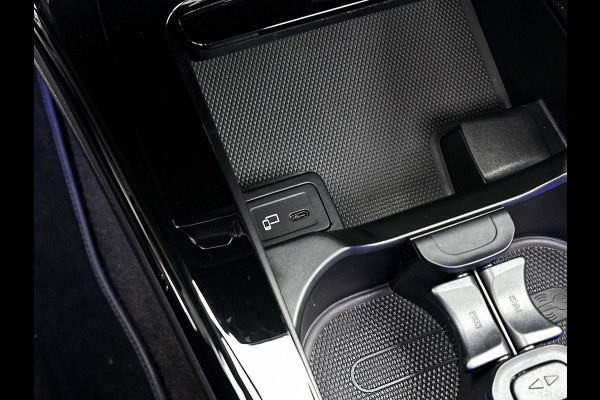 Mercedes-Benz CLA-Klasse 180 Business Solution AMG Panoramadak | Lichtmetalen velgen 5 spaaks |BMUX wide screen\ Naviagtie | parking support met camera achter | Inclusief 24 maanden MB Certified garantie voor Europa.