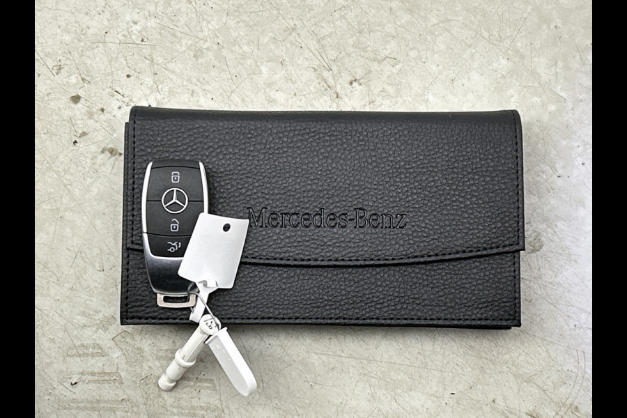 Mercedes-Benz CLA-Klasse 180 Business Solution AMG Panoramadak | Lichtmetalen velgen 5 spaaks |BMUX wide screen\ Naviagtie | parking support met camera achter | Inclusief 24 maanden MB Certified garantie voor Europa.