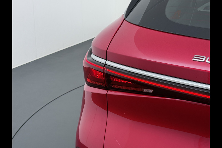 BYD ATTO 3 60kWh Design SOH 98% Pano-dak Leer+Elektr.Verst. Warmtepomp Adaptieve Cruise 360°Camera Apple Carplay Android Auto Elektr.Achter Verkeersbord detectie WiFi DAB Led Rijstrooksensor Keyless Smartphone Entry Fabrieksgarantie tot 12-12-2030/150.000km Garantie. Op de LFP Accu tot 12-12-2030/200.000km €44.000,- Nieuw!