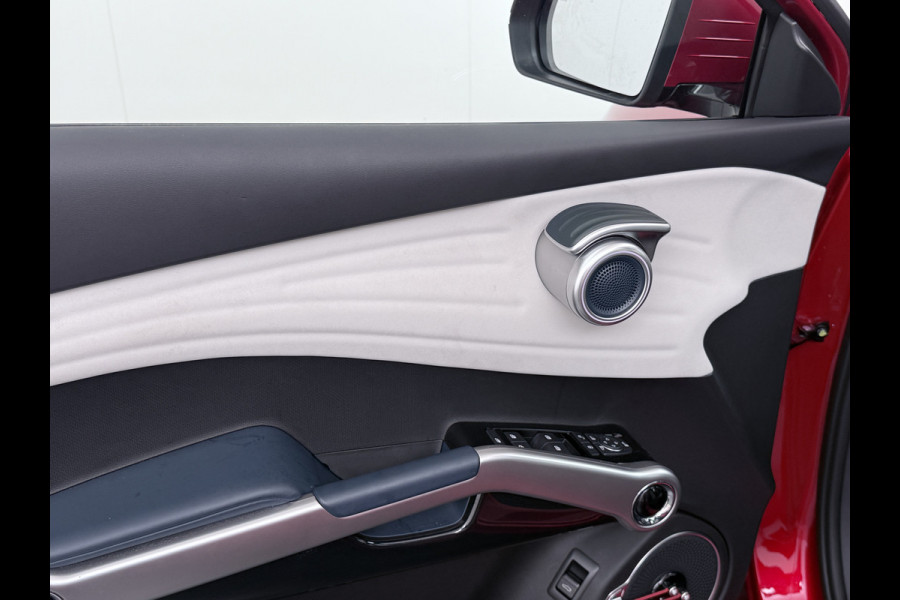 BYD ATTO 3 60kWh Design SOH 98% Pano-dak Leer+Elektr.Verst. Warmtepomp Adaptieve Cruise 360°Camera Apple Carplay Android Auto Elektr.Achter Verkeersbord detectie WiFi DAB Led Rijstrooksensor Keyless Smartphone Entry Fabrieksgarantie tot 12-12-2030/150.000km Garantie. Op de LFP Accu tot 12-12-2030/200.000km €44.000,- Nieuw!