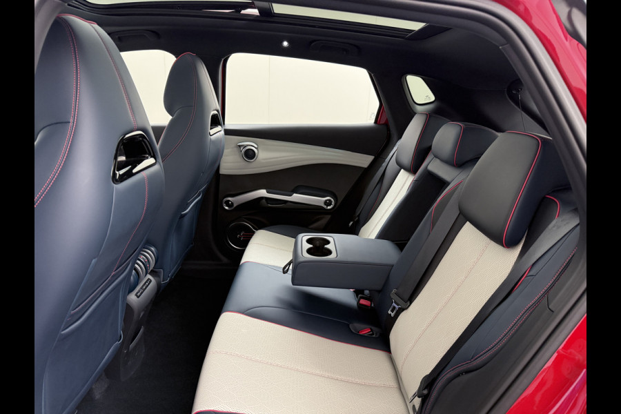 BYD ATTO 3 60kWh Design SOH 98% Pano-dak Leer+Elektr.Verst. Warmtepomp Adaptieve Cruise 360°Camera Apple Carplay Android Auto Elektr.Achter Verkeersbord detectie WiFi DAB Led Rijstrooksensor Keyless Smartphone Entry Fabrieksgarantie tot 12-12-2030/150.000km Garantie. Op de LFP Accu tot 12-12-2030/200.000km €44.000,- Nieuw!