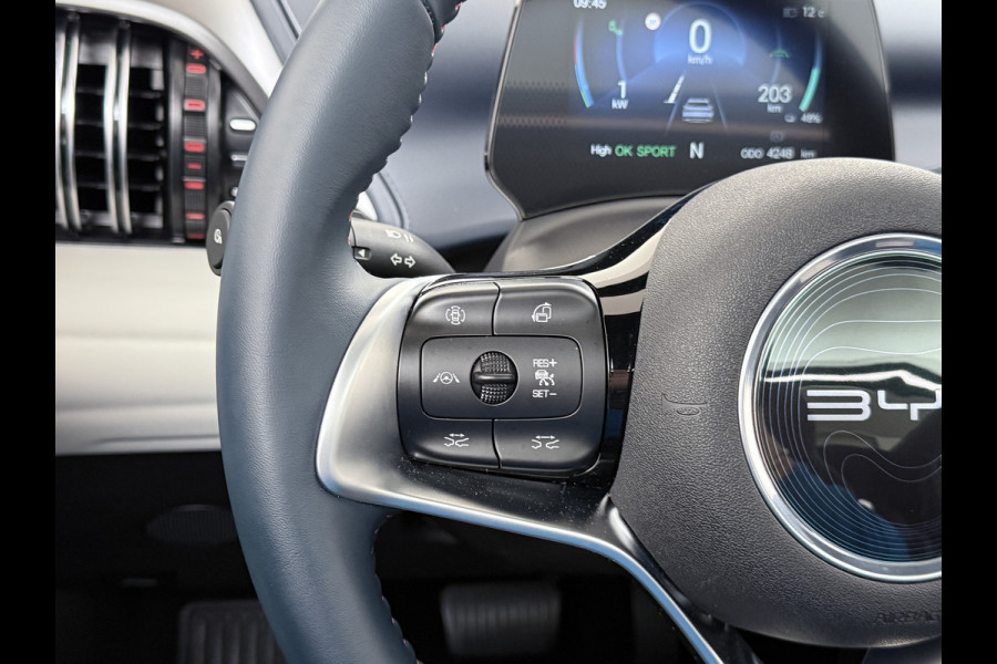 BYD ATTO 3 60kWh Design SOH 98% Pano-dak Leer+Elektr.Verst. Warmtepomp Adaptieve Cruise 360°Camera Apple Carplay Android Auto Elektr.Achter Verkeersbord detectie WiFi DAB Led Rijstrooksensor Keyless Smartphone Entry Fabrieksgarantie tot 12-12-2030/150.000km Garantie. Op de LFP Accu tot 12-12-2030/200.000km €44.000,- Nieuw!