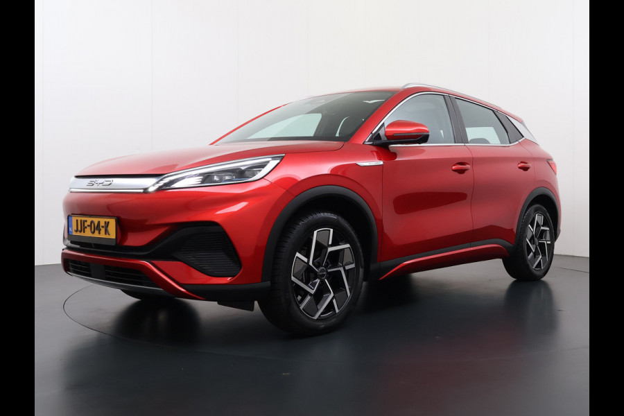 BYD ATTO 3 60kWh Design SOH 98% Pano-dak Leer+Elektr.Verst. Warmtepomp Adaptieve Cruise 360°Camera Apple Carplay Android Auto Elektr.Achter Verkeersbord detectie WiFi DAB Led Rijstrooksensor Keyless Smartphone Entry Fabrieksgarantie tot 12-12-2030/150.000km Garantie. Op de LFP Accu tot 12-12-2030/200.000km €44.000,- Nieuw!