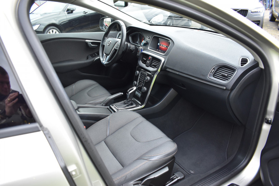 Volvo V40 Cross Country T3 153PK Automaat Nordic+ | Standkachel | Stoelverwarming | 17"LMV | LED