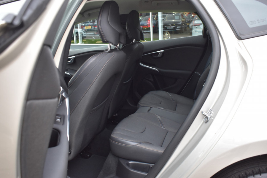 Volvo V40 Cross Country T3 153PK Automaat Nordic+ | Standkachel | Stoelverwarming | 17"LMV | LED