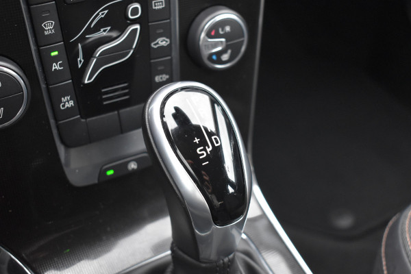 Volvo V40 Cross Country T3 153PK Automaat Nordic+ | Standkachel | Stoelverwarming | 17"LMV | LED