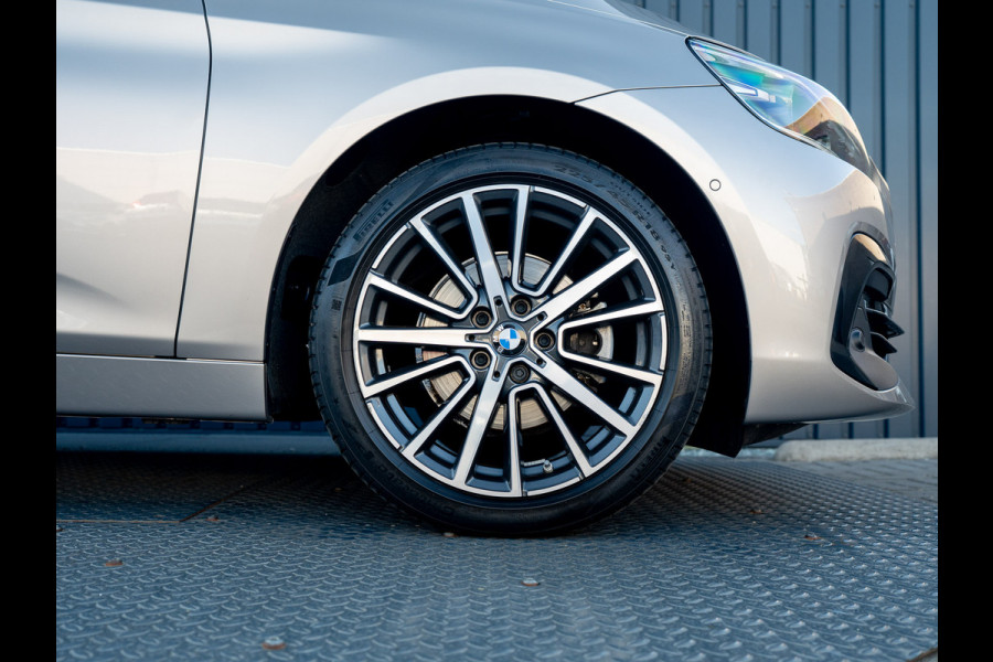 BMW 2 Serie Active Tourer 218i Business Edition Plus | Panodak | Head Up | Trekhaak | Camera | Prijs Rijklaar!!