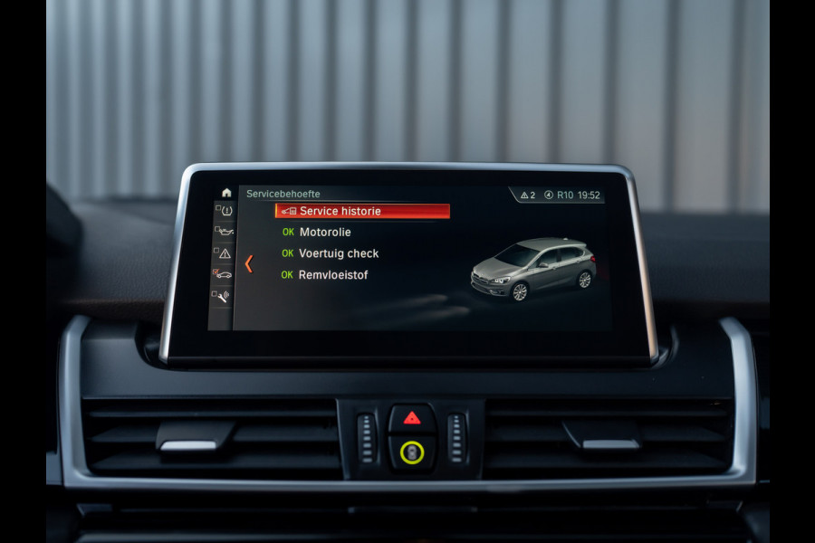 BMW 2 Serie Active Tourer 218i Business Edition Plus | Panodak | Head Up | Trekhaak | Camera | Prijs Rijklaar!!