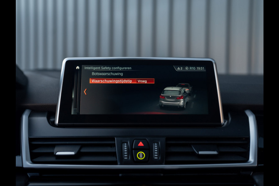 BMW 2 Serie Active Tourer 218i Business Edition Plus | Panodak | Head Up | Trekhaak | Camera | Prijs Rijklaar!!