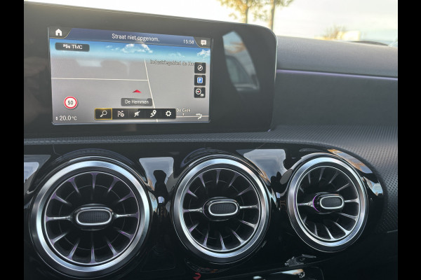 Mercedes-Benz A-Klasse 180 Premium Plus | AMG Styling | Pano | Sfeerverlichting | Stoelverwarming