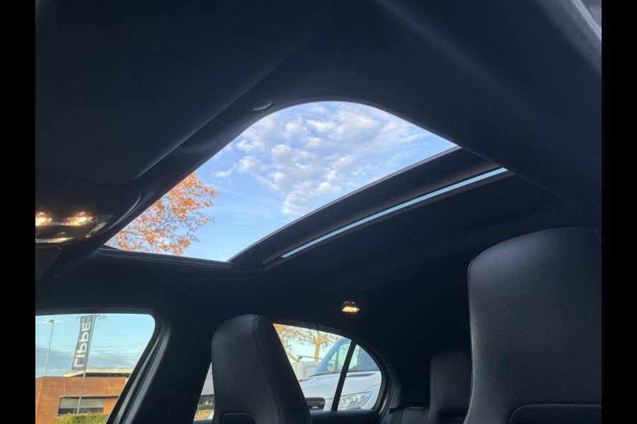 Mercedes-Benz A-Klasse 180 Premium Plus | AMG Styling | Pano | Sfeerverlichting | Stoelverwarming