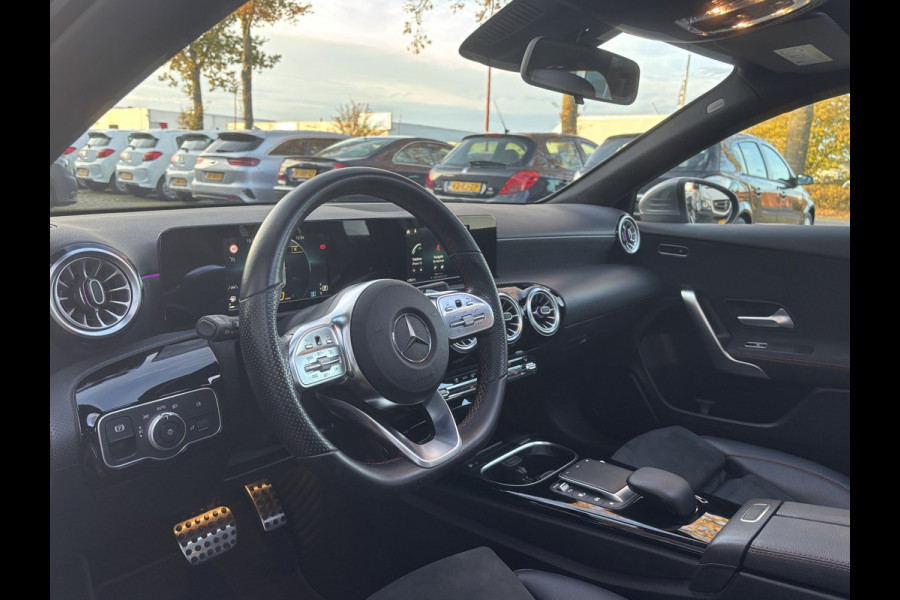 Mercedes-Benz A-Klasse 180 Premium Plus | AMG Styling | Pano | Sfeerverlichting | Stoelverwarming
