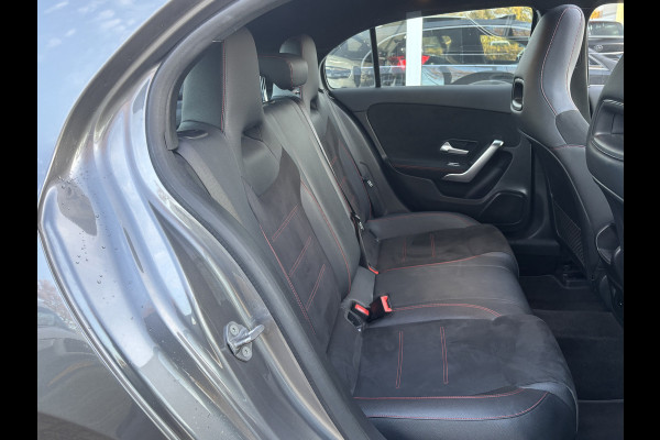 Mercedes-Benz A-Klasse 180 Premium Plus | AMG Styling | Pano | Sfeerverlichting | Stoelverwarming
