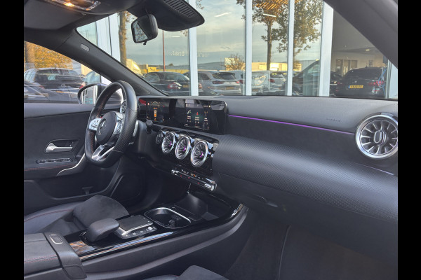 Mercedes-Benz A-Klasse 180 Premium Plus | AMG Styling | Pano | Sfeerverlichting | Stoelverwarming