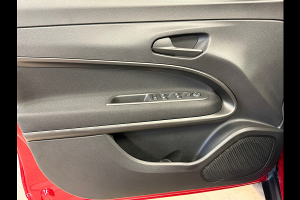 Fiat 600 1.2 HYBRID URBAN AUT. APPLE CARPLAY PARKEERSENSOREN CRUISE CONTROL AIRCO VERWARMDE VOORRUIT