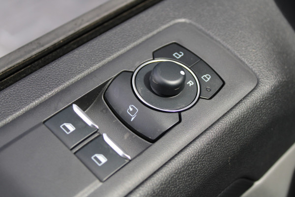 Ford Transit Custom 320 2.5 PHEV L2H1 Limited 232pk 8 Zits - 2x Schuif - Adaptive Cruise - Klimaat achterin - Keyless - Stoel/Stuurverwarming - Excl